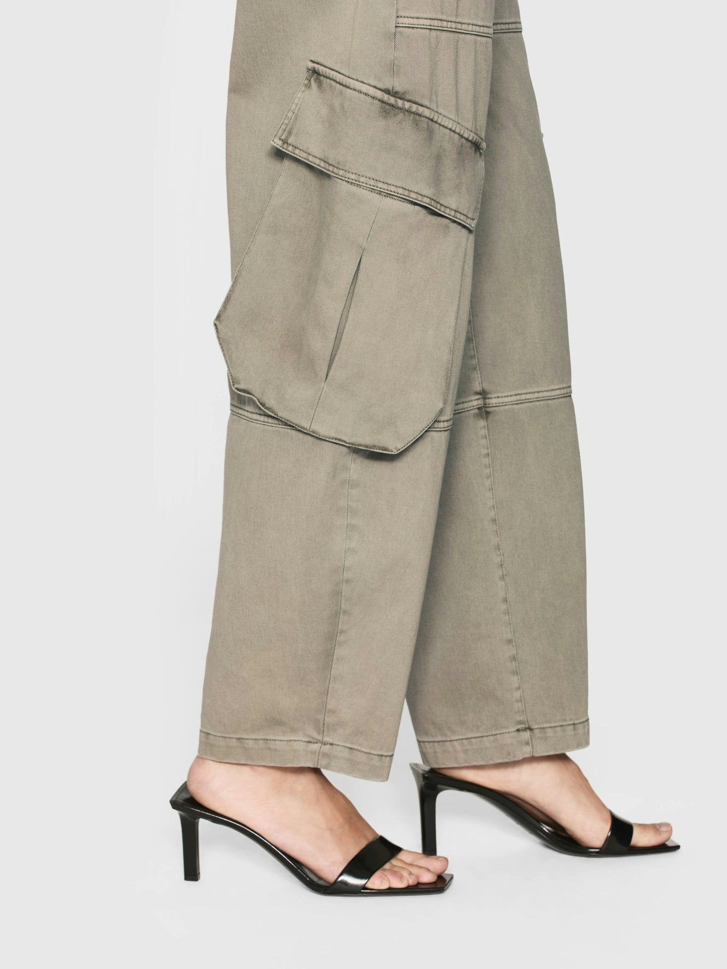FRAME The Bubble Cargo Pants Size 25
