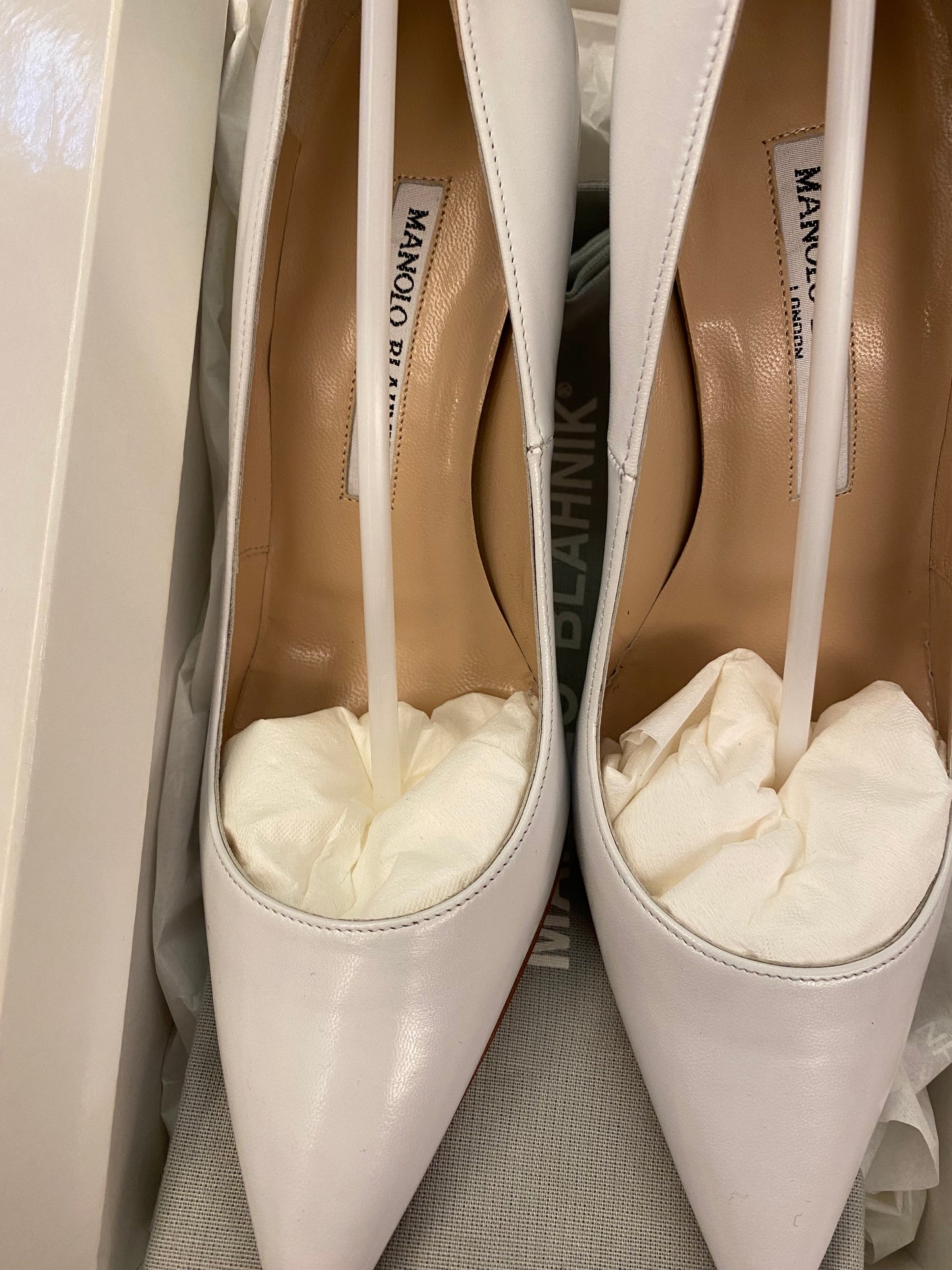 MANOLO BLAHNIK White Leather Pointed Toe Pumps Size 37,5