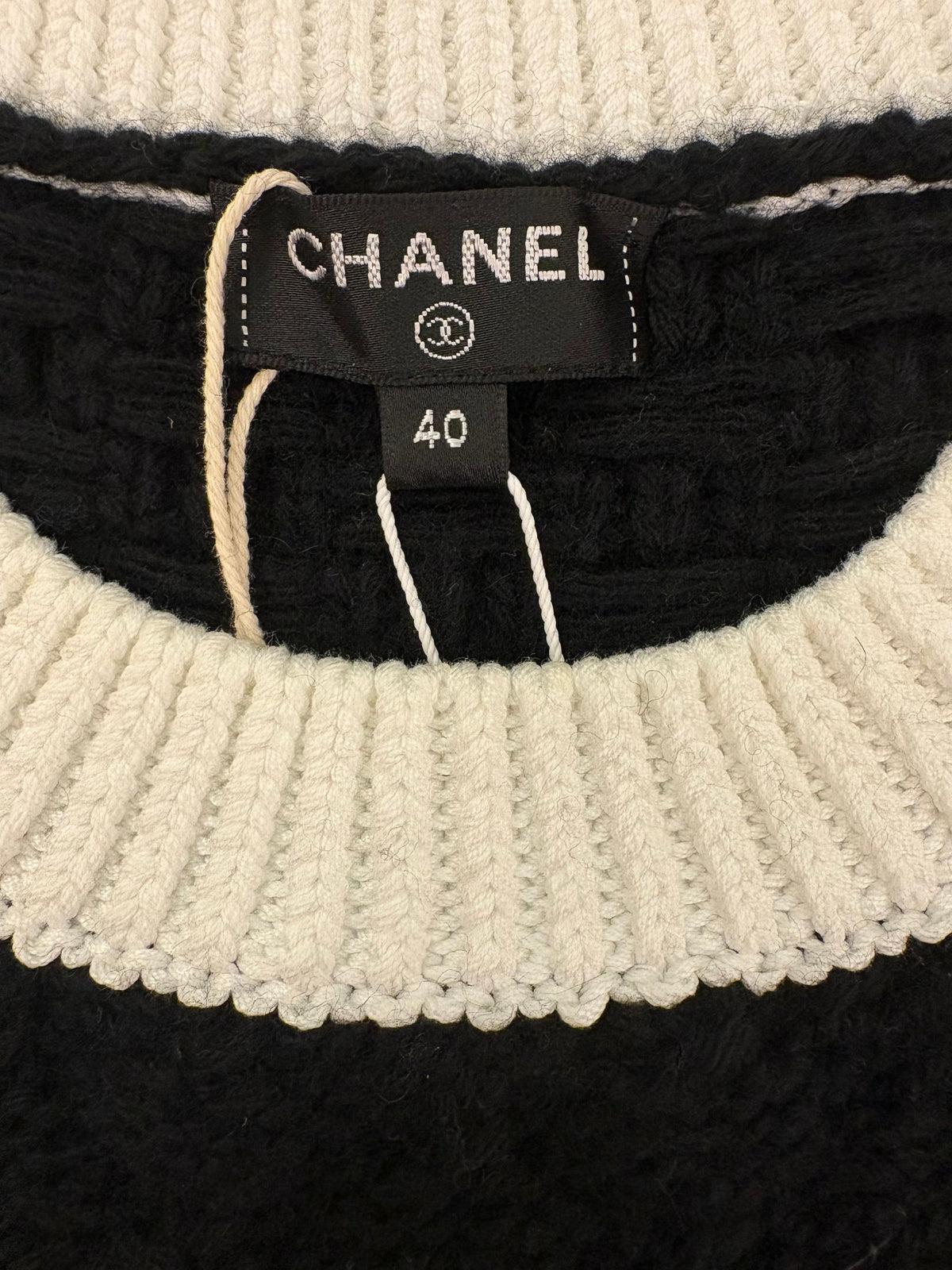 CHANEL (BNWT) 2021 Runway Métiers d’Art Black/Ecru Wool Cashmere CC Logo Sweater Size FR 40