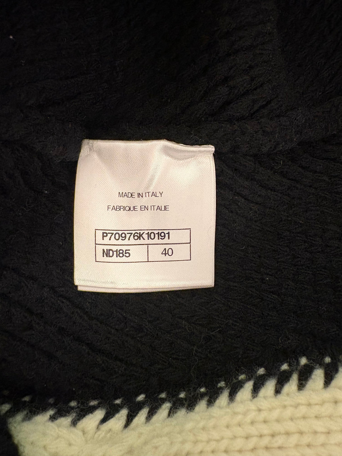 CHANEL (BNWT) 2021 Runway Métiers d’Art Black/Ecru Wool Cashmere CC Logo Sweater Size FR 40