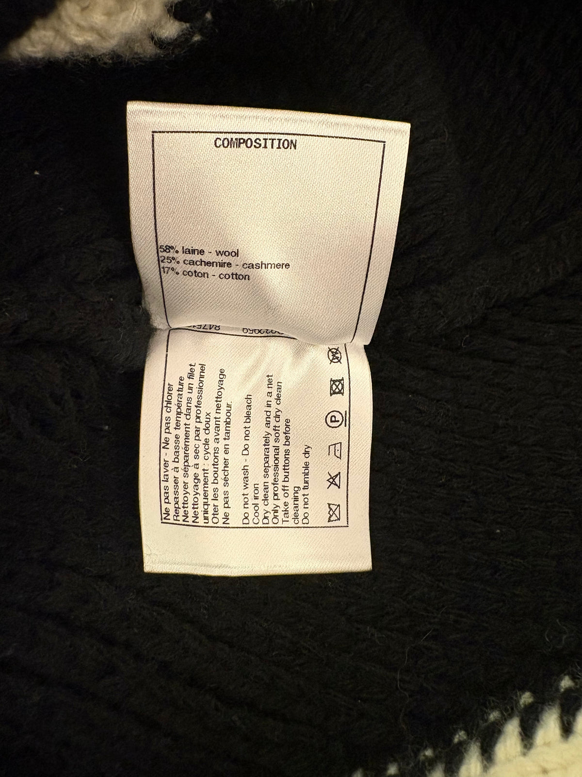 CHANEL (BNWT) 2021 Runway Métiers d’Art Black/Ecru Wool Cashmere CC Logo Sweater Size FR 40