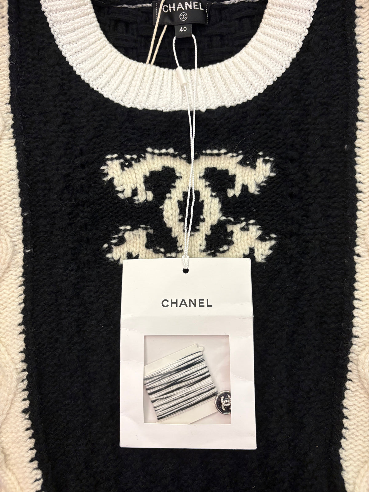 CHANEL (BNWT) 2021 Runway Métiers d’Art Black/Ecru Wool Cashmere CC Logo Sweater Size FR 40