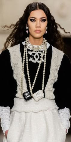 CHANEL (BNWT) 2021 Runway Métiers d’Art Black/Ecru Wool Cashmere CC Logo Sweater Size FR 40