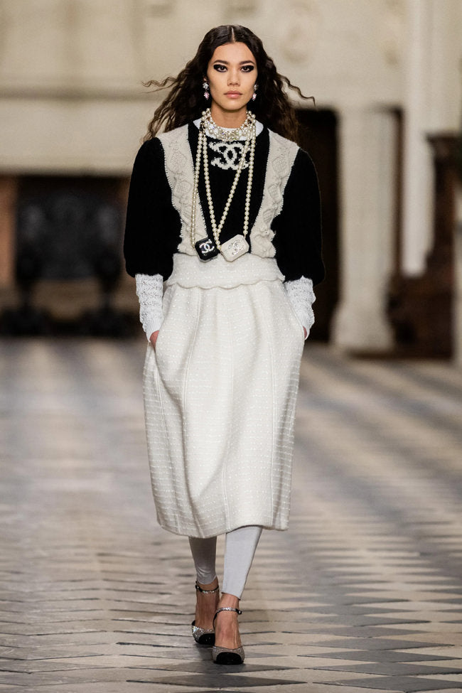 CHANEL (BNWT) 2021 Runway Métiers d’Art Black/Ecru Wool Cashmere CC Logo Sweater Size FR 40