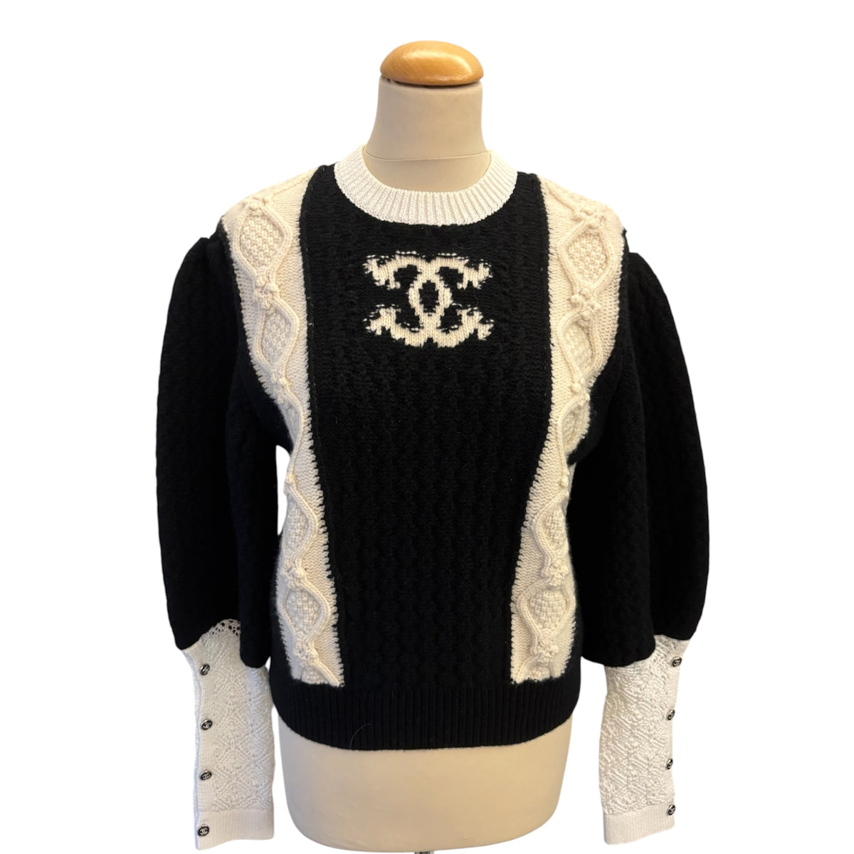 CHANEL (BNWT) 2021 Runway Métiers d’Art Black/Ecru Wool Cashmere CC Logo Sweater Size FR 40