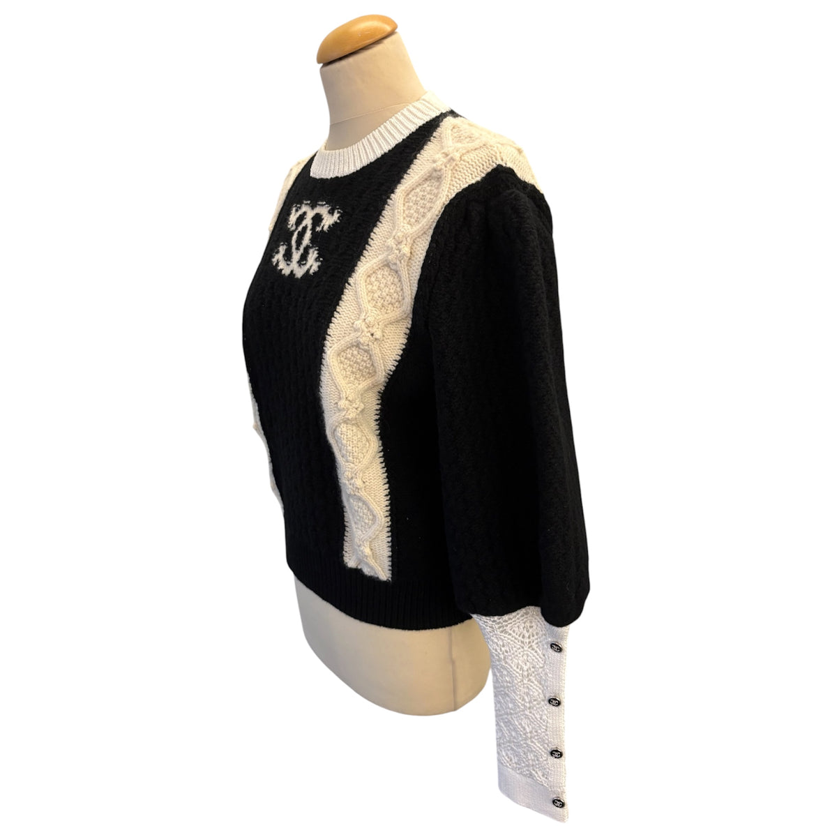 CHANEL (BNWT) 2021 Runway Métiers d’Art Black/Ecru Wool Cashmere CC Logo Sweater Size FR 40