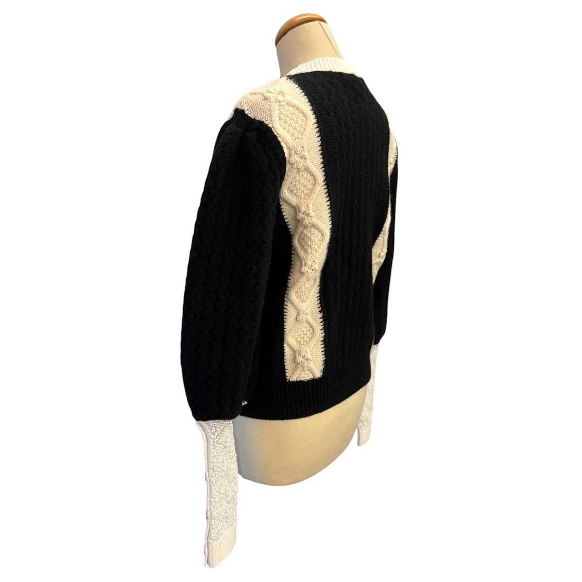 CHANEL (BNWT) 2021 Runway Métiers d’Art Black/Ecru Wool Cashmere CC Logo Sweater Size FR 40