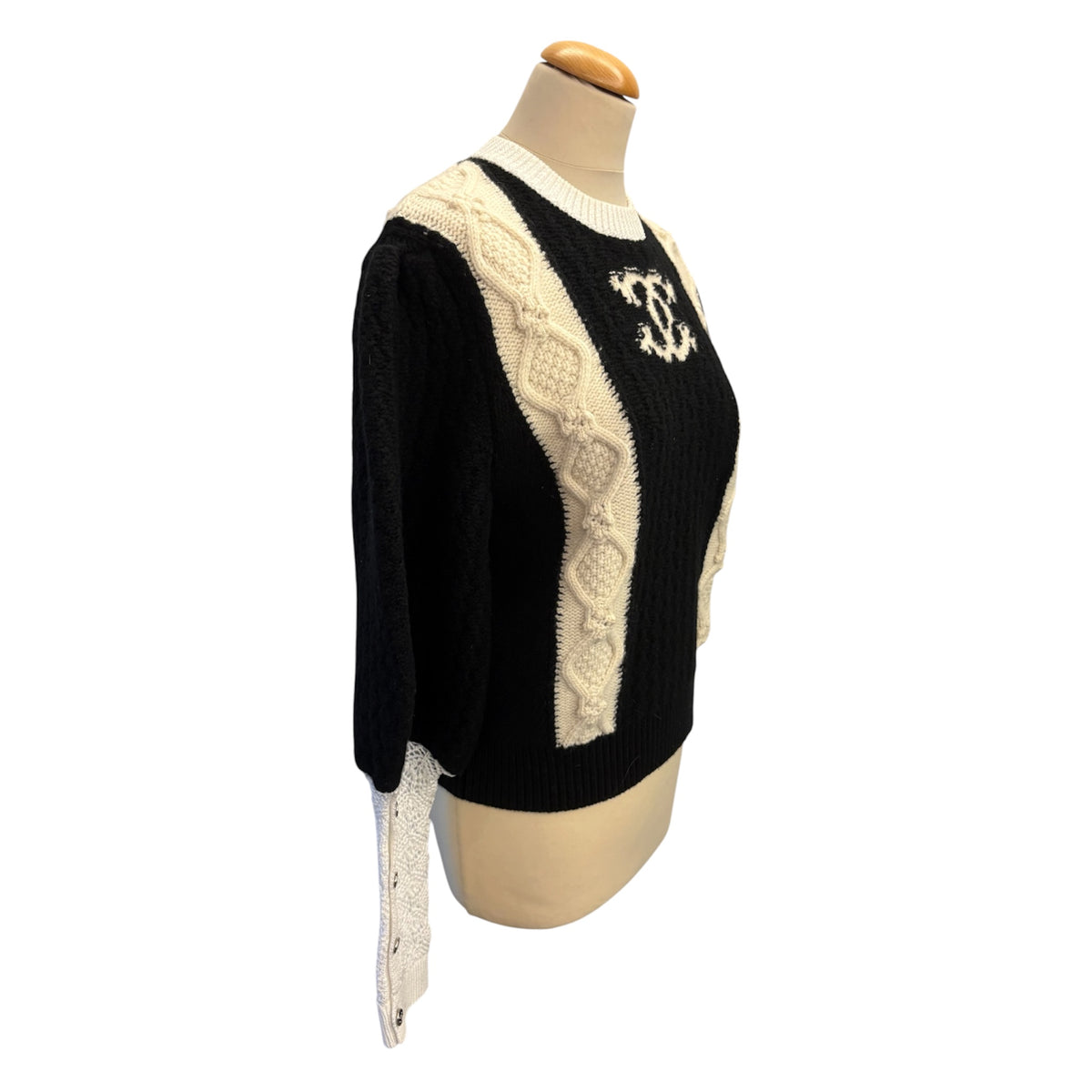 CHANEL (BNWT) 2021 Runway Métiers d’Art Black/Ecru Wool Cashmere CC Logo Sweater Size FR 40